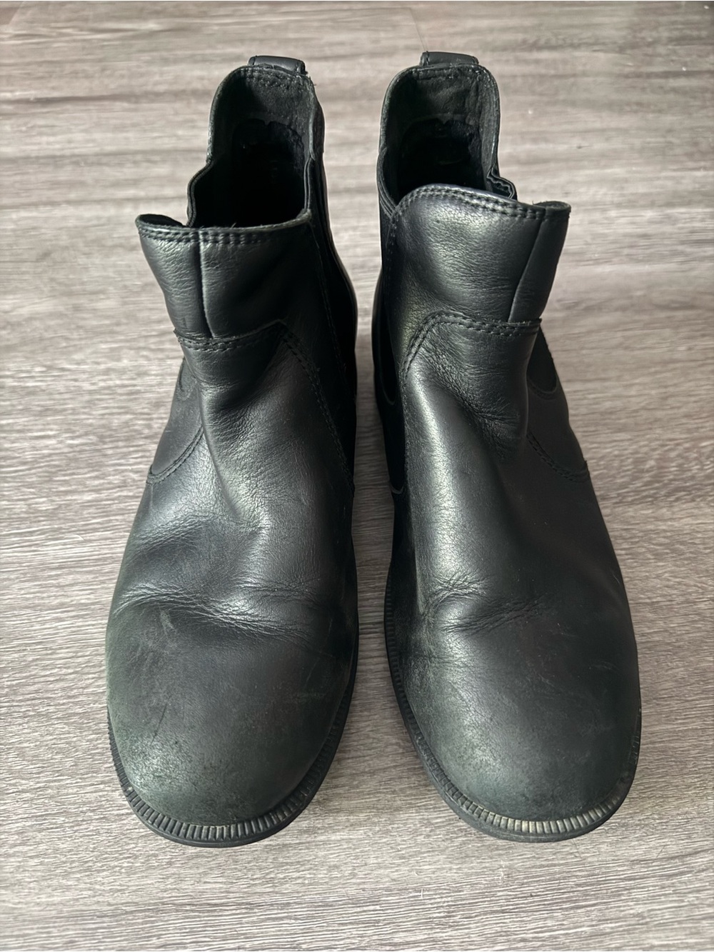 UGG Women’s Black Leather Chelsea Boots Slip On Festival Minimalist Classic